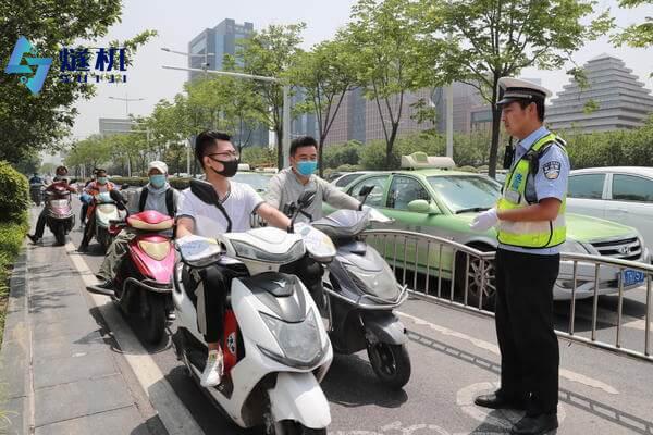 騎電動車不戴頭盔識別